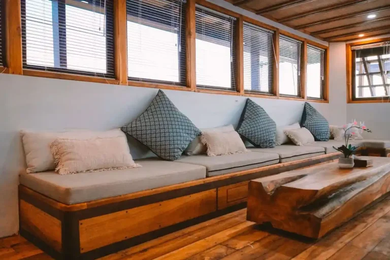 The shared indoor lounge aboard the phinisi Elbark