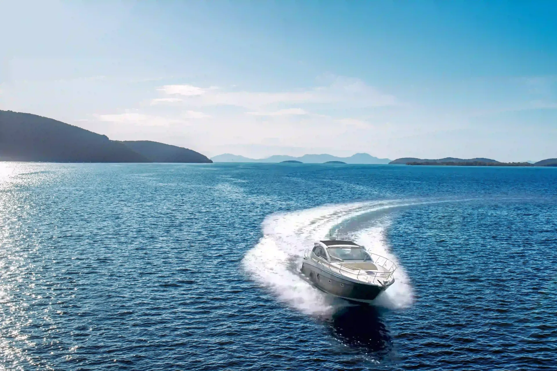 Komodo Yacht vs Phinisi: Speed, Comfort and 2026 Charter Prices Compared
