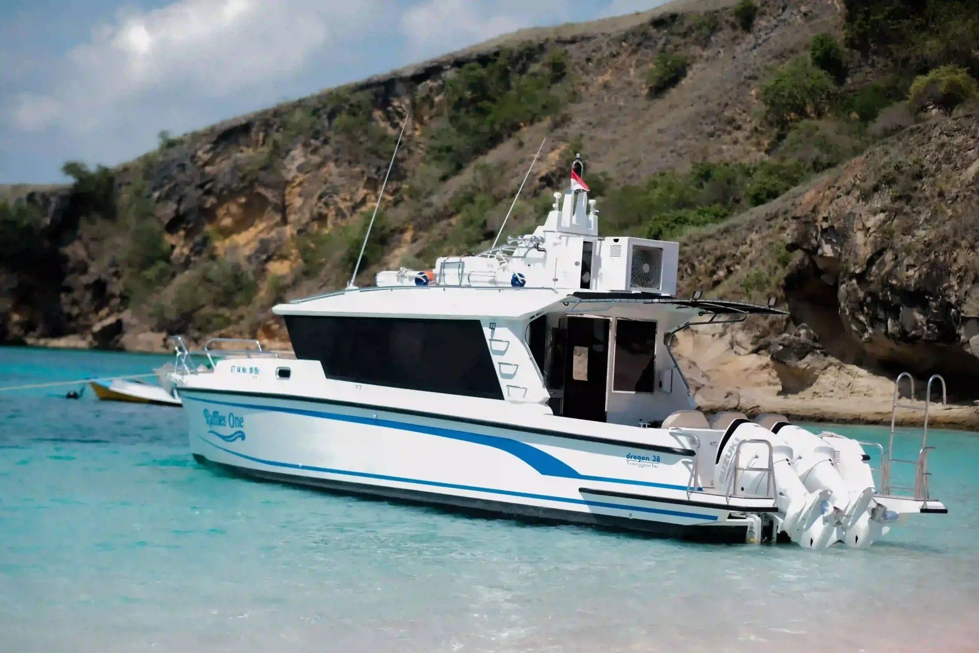 Phinisi vs Speedboat in Komodo: Hull, Cabins and Ride Comfort (2026)